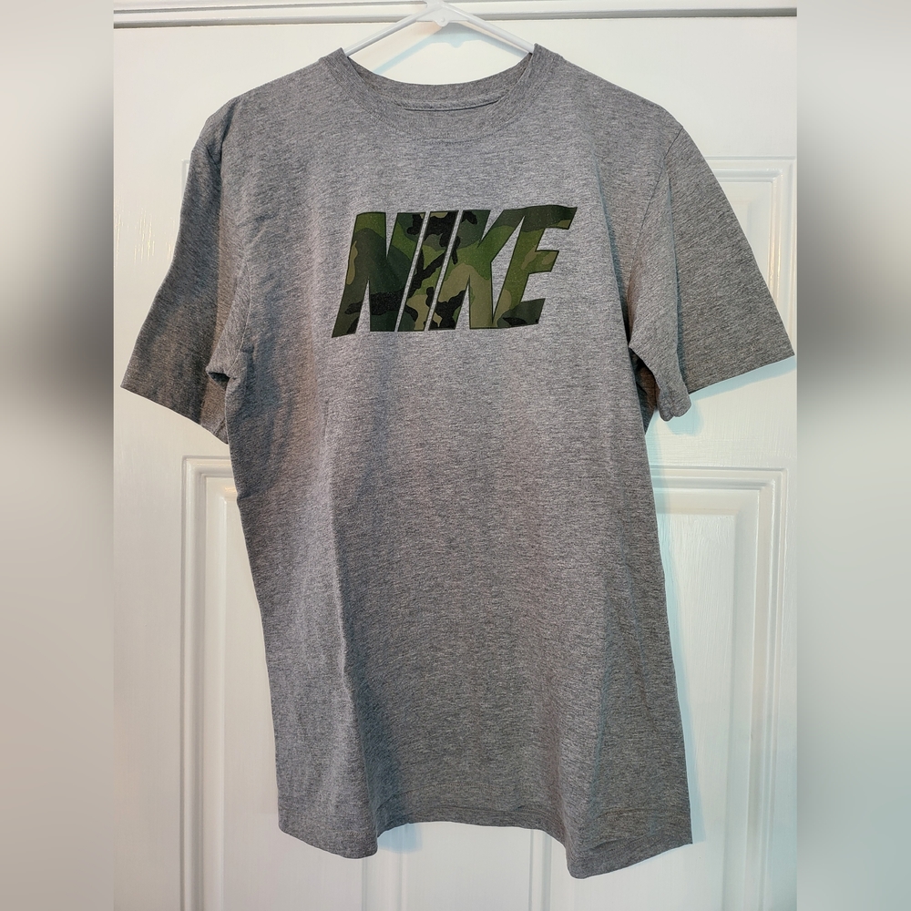 Nike Gray with Large Print Camo Camouflage Men's M Medium T-Shirt Regular Fit